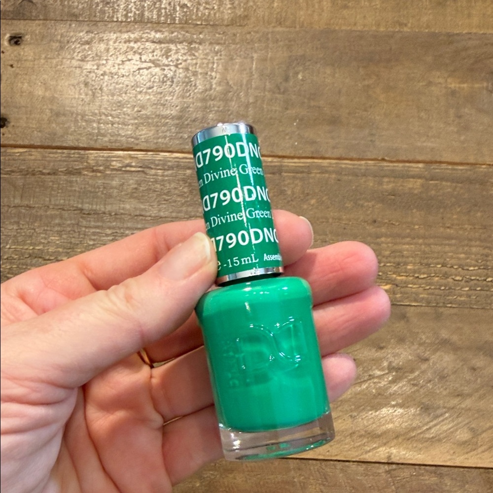 DND Divine Green Nail Polish NIP